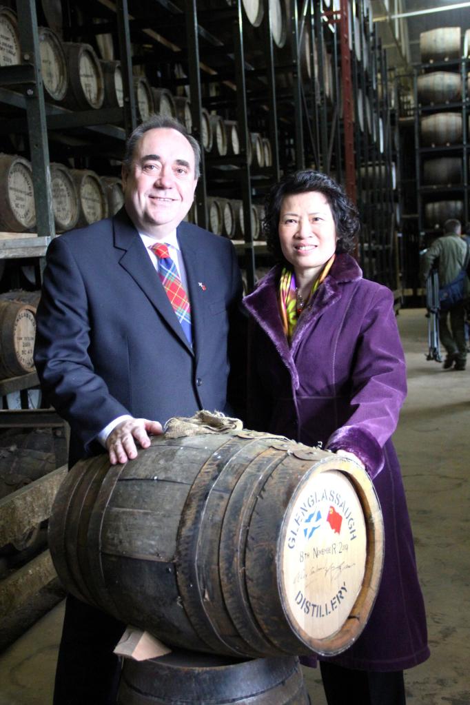 First Minister and Consul General with the celebratory octave cask 