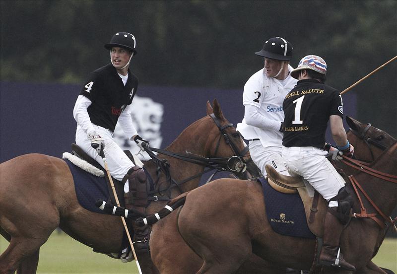 1thedukeofcambridgeandprinceharryatthesentabalecupsponsorsedbyroyalsalutelowres