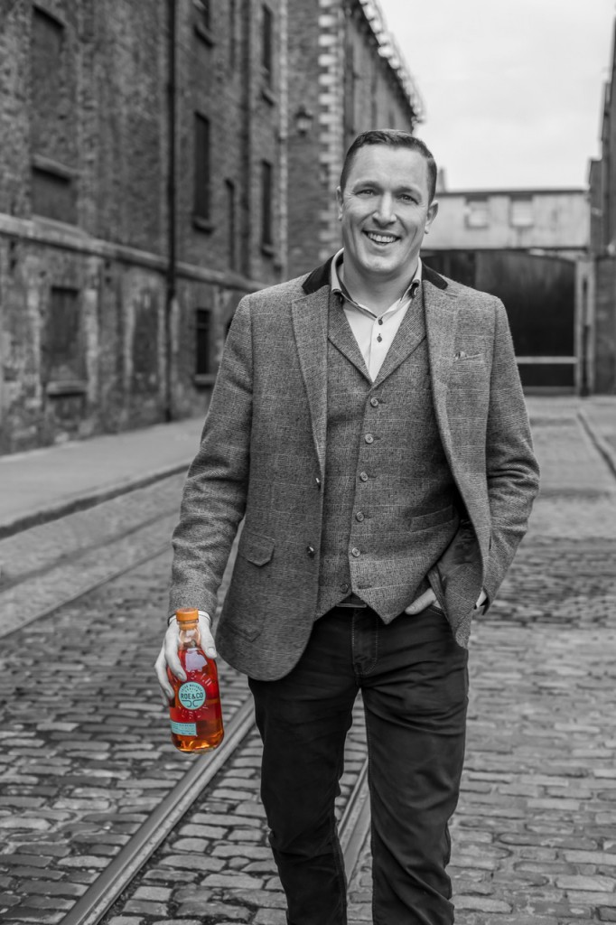 Roe Peter Bottle Roe and Co - bw