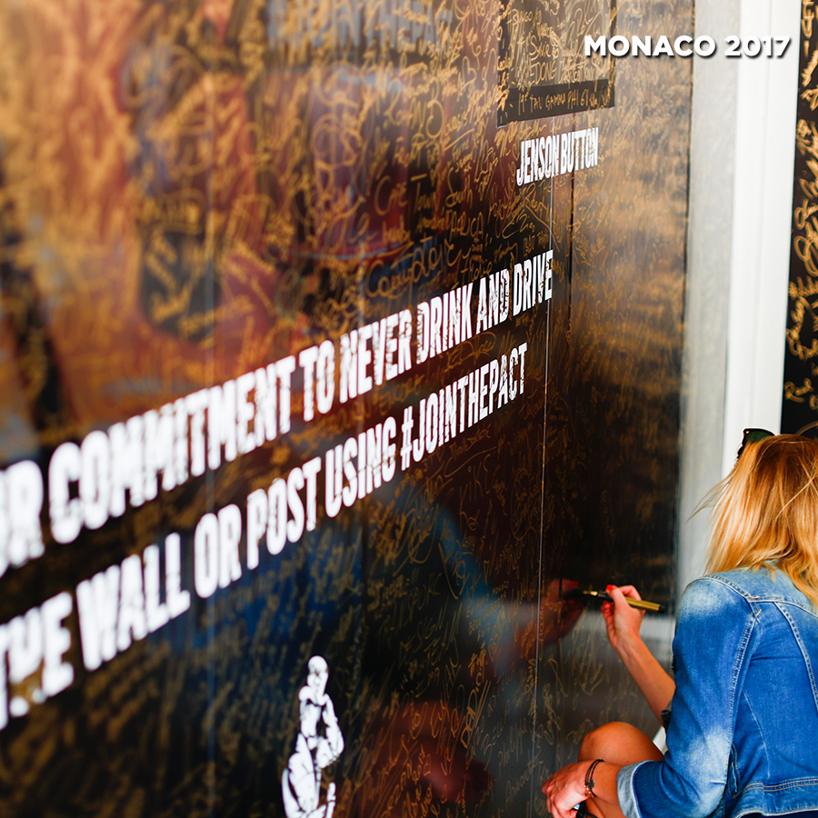 JW_public signing the wall