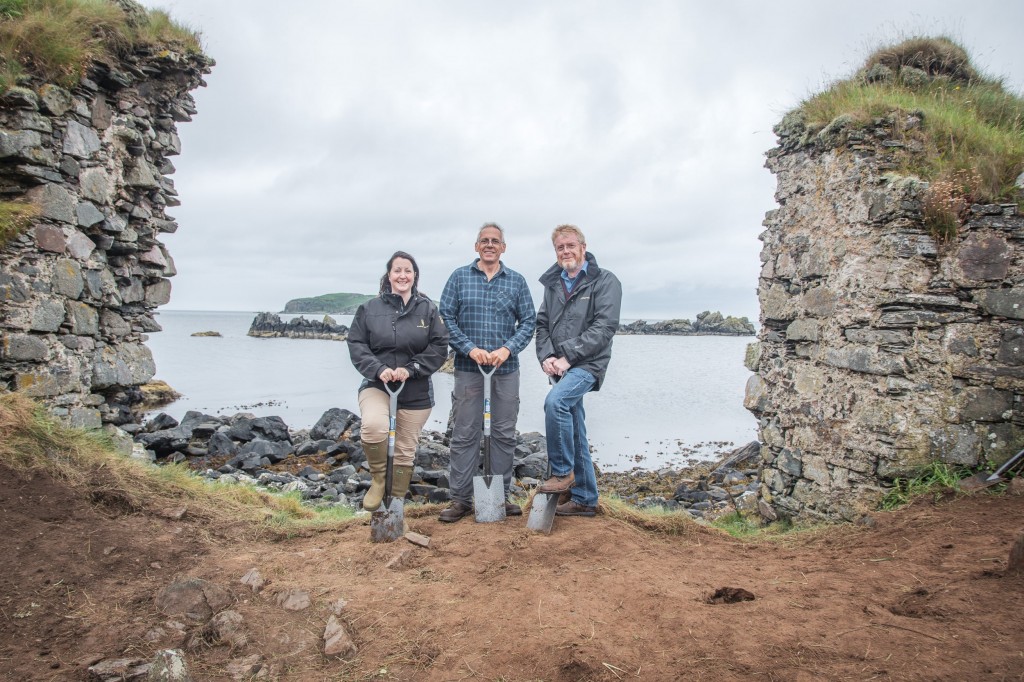 L-R Georgie Crawford, Professor Steve Mithen and Dr Nick Morgan at the excavation of Dunyvaig Castle-min