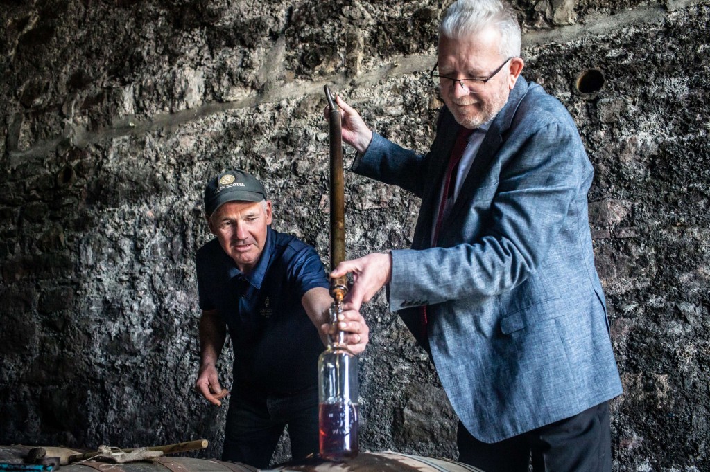 SML - MIKE RUSSELL VISIT GLEN SCOTIA DISTILLERY (5) (002)